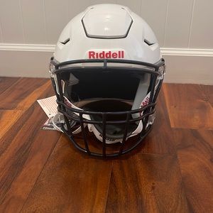 Football helmet
BRAND NEW Never been used
2021 initial season
Riddle large